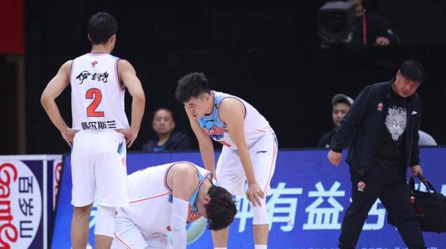 体育竞赛-关于窗口期那不勒斯备战CBA常规赛；远射贴柱细节曝光；质疑声仍在；团队化学反应显著的信息